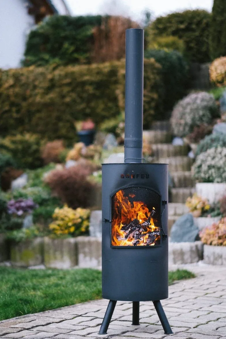 BonFeu BonTino LP Schwarz - Terrassenofen - Feuerstelle mit Funkenschutz für entspannte Abende - Feuersäule Outdoor - Terrassenkamin mit Grillrost - Gartenofen hochwertigem Cortenstahl - 35x35x153cm