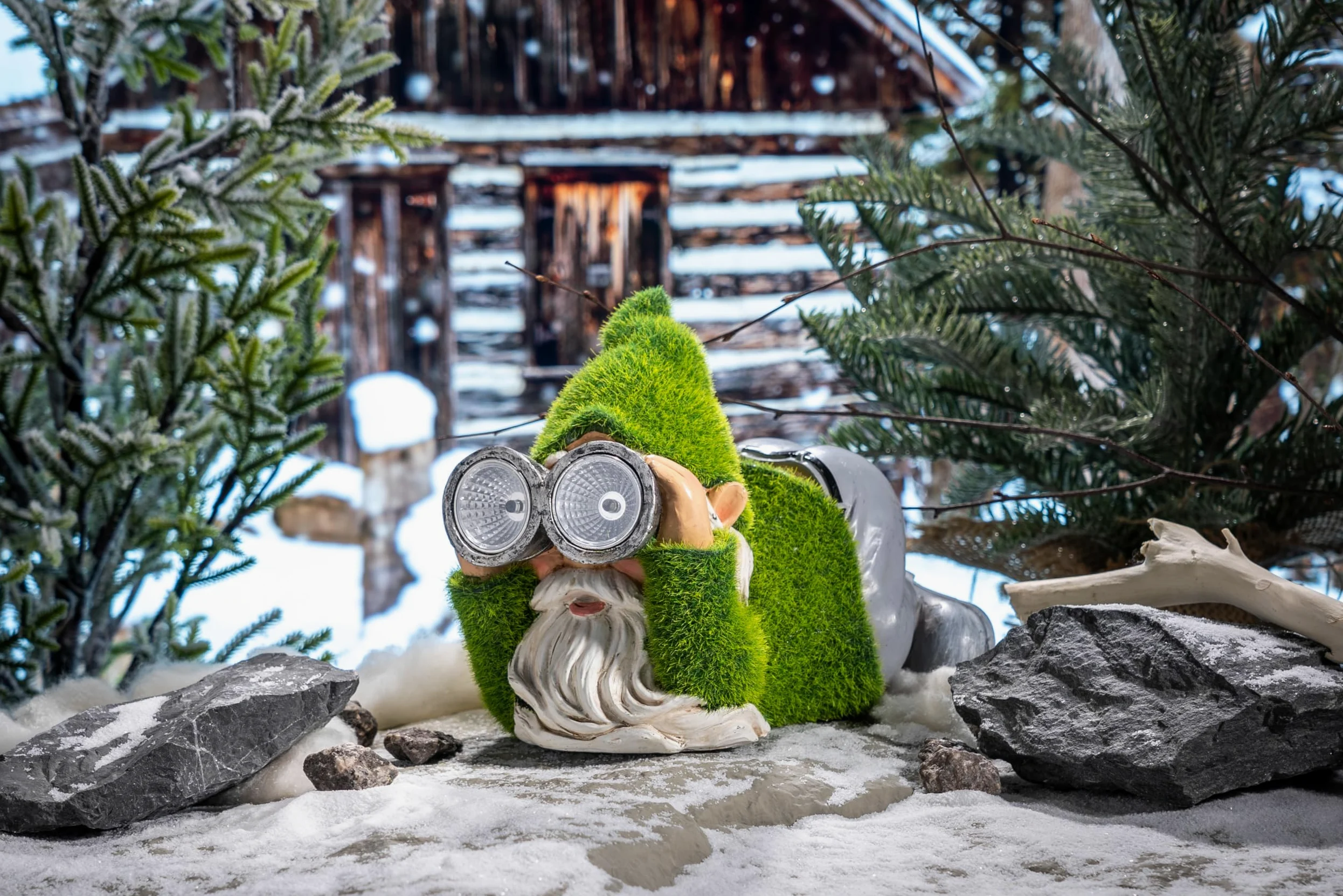 TERESA'S COLLECTIONS Lustig Gartenzwerge Gartendeko für Draußen Zwerge mit Solarleuchte beflockter Gartenfiguren aus Harz Wasserfest, Figur Geschenke für Frauen/Mama Papa,19cm