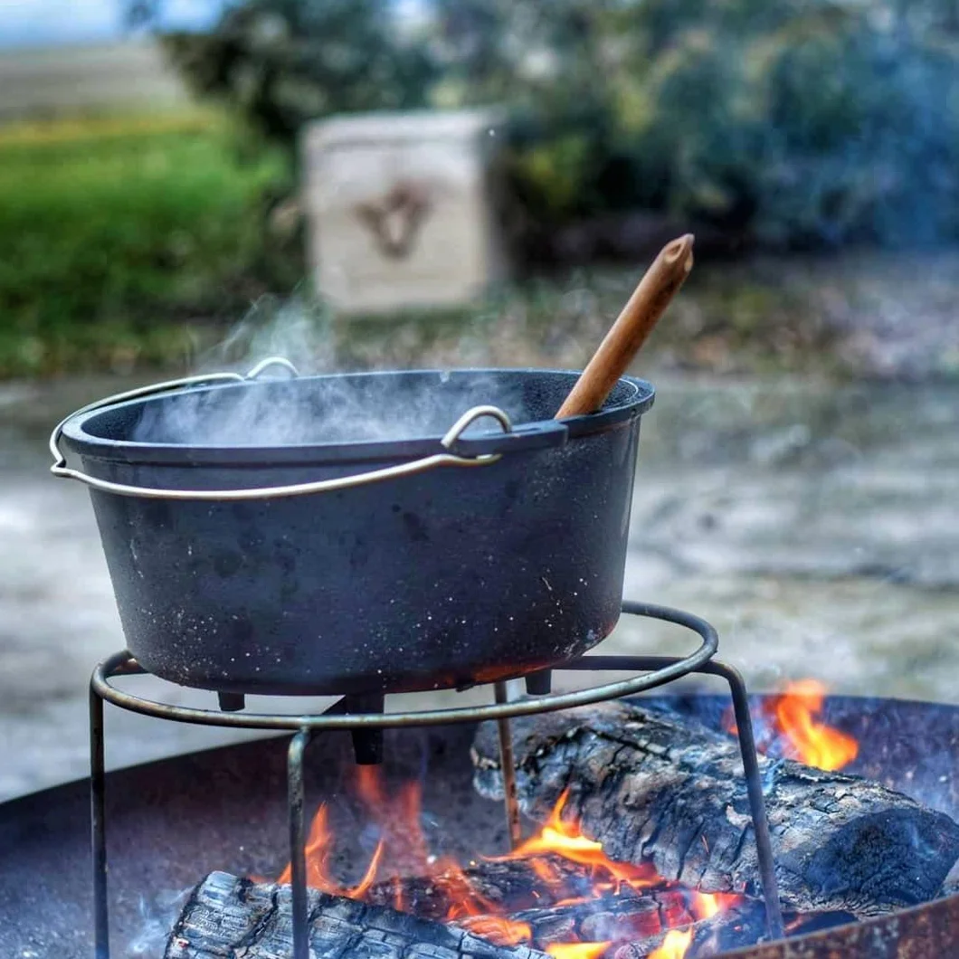 BBQ-Toro Dutch Oven Set 6-teilig mit Holzkiste | Schwarz | Rundes Gusseisen Kochgeschirr Set mit 6 QT, Pfanne, Grillrost, Untersetzer & Dreibein | Outdoor Kochset, Dreibein Kessel, Grillpfanne