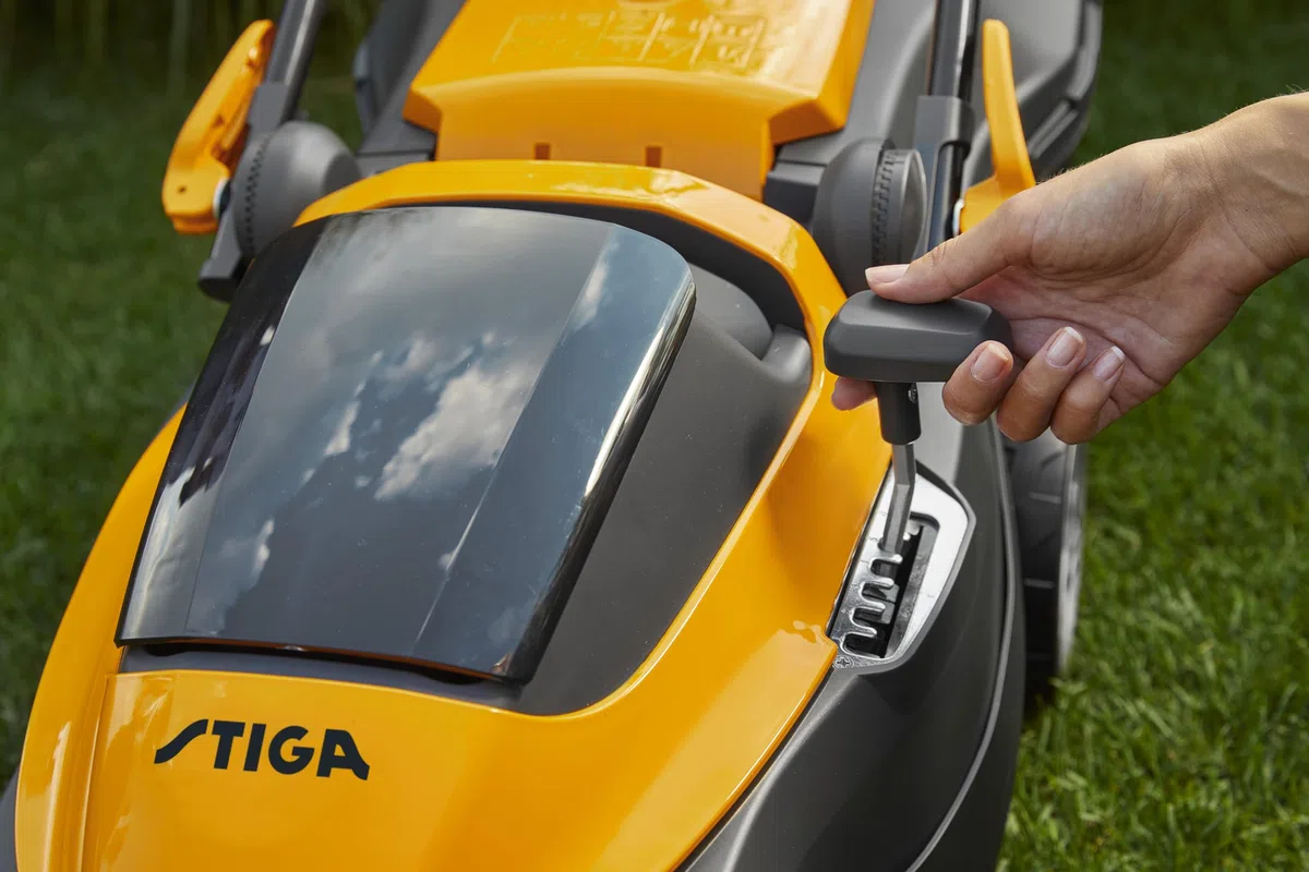 Stiga Akku Rasenmäher SLM 136e Kit, 34cm Schnitt mit 20V (2X 2Ah) Akku und Ladegerät, 35L Korb, Yellow/Grey/Black