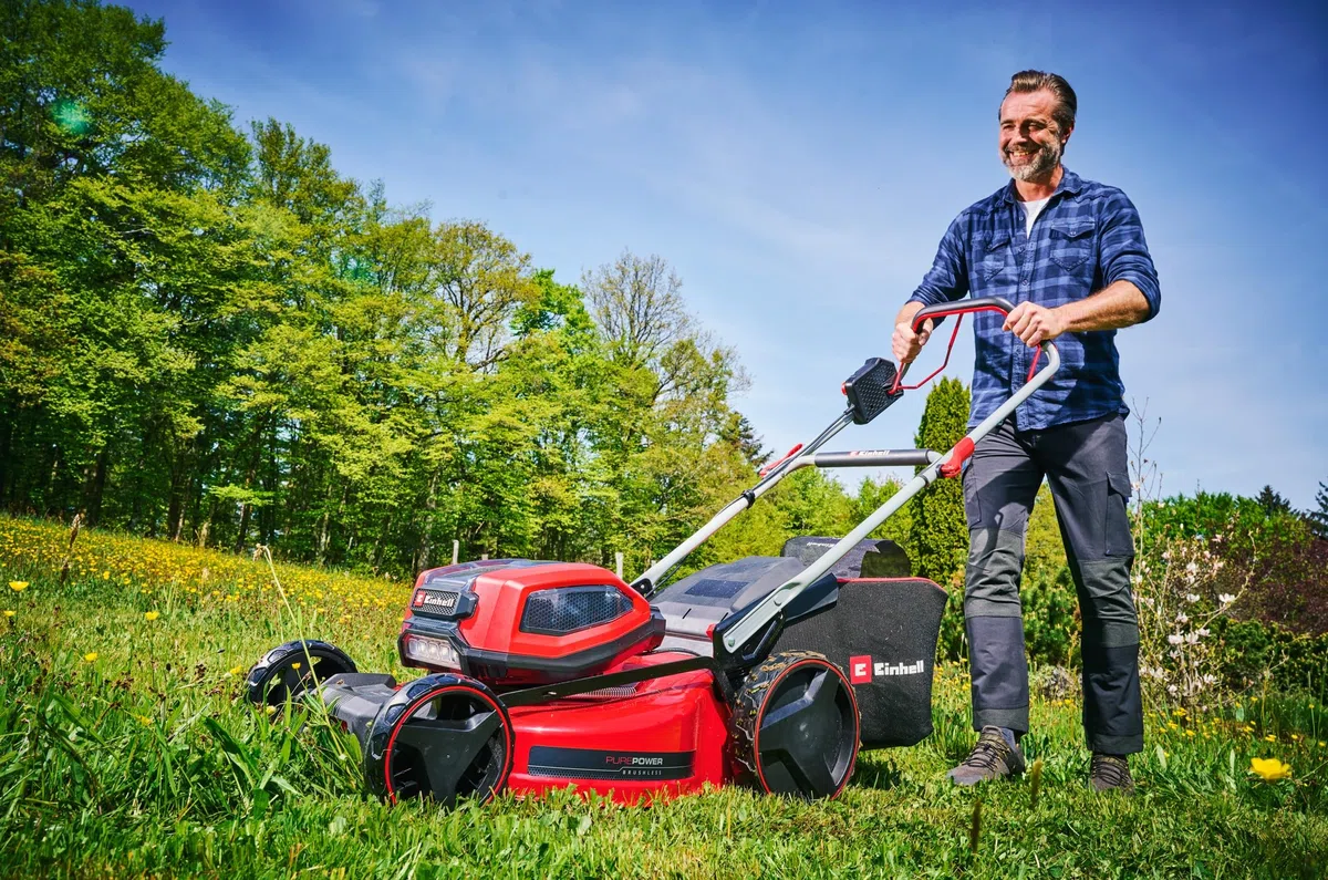 Einhell Akku-Rasenmäher GP-cm 36/52 S Li BL Kit Power X-Change (36 V, 52 cm Schnittbreite, bis 1200 m², Brushless, 65 L Fangkorb, Radantrieb, inkl. 4X 5,2 Ah + 2X Twincharger)