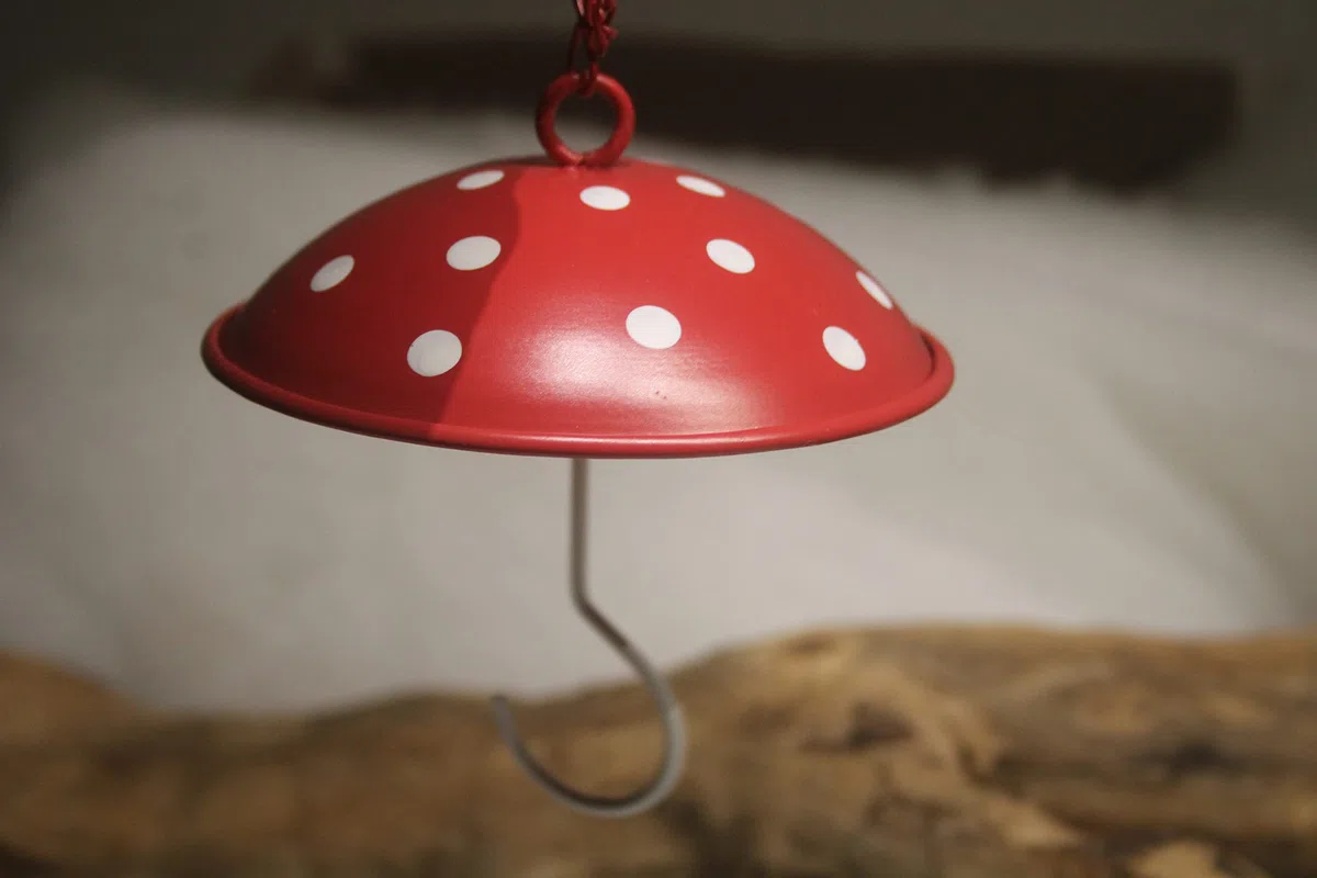 Meisenknödelhalter Schirm rot mit weißen Punkten, Durchm. 11,5 cm, Gesamtlänge hängend 31 cm