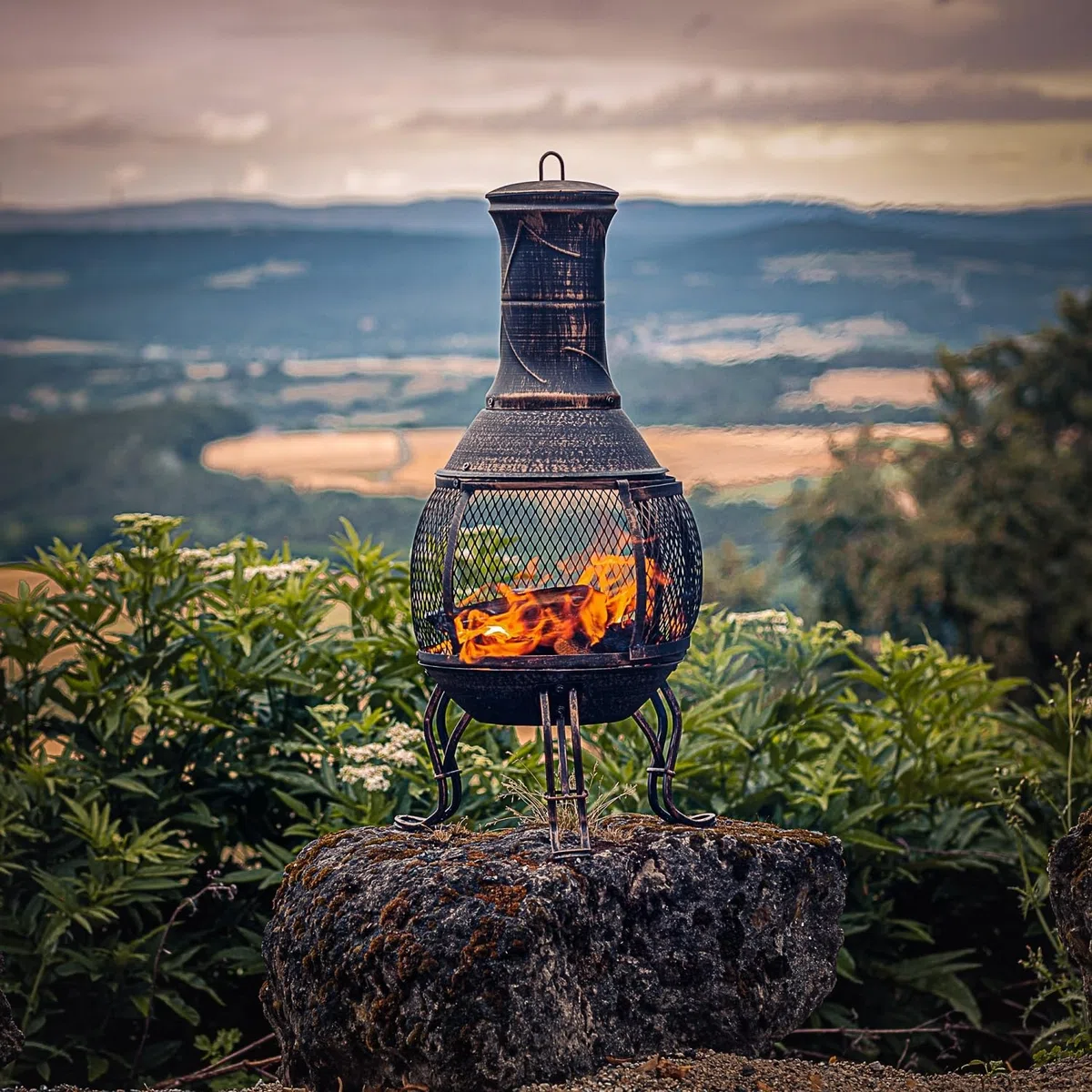 STILISTA Terrassenofen 112 cm aus Gusseisen mit Funkenschutz und Schürhaken, Antik Bronze
