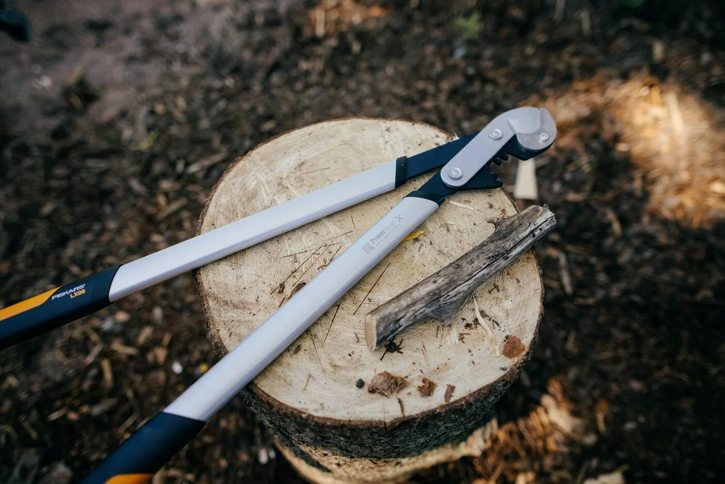Fiskars PowerGearX Amboss-Getriebeastschere für trockenes und hartes Holz, Antihaftbeschichtet, Gehärteter Präzisionsstahl, Länge: 80 cm, Schwarz/Orange, LX99-L, 1020189