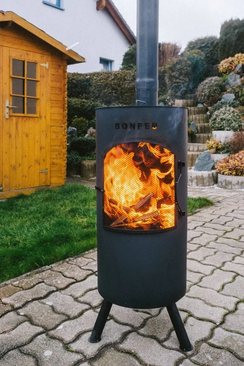 BonFeu BonTino LP Schwarz - Terrassenofen - Feuerstelle mit Funkenschutz für entspannte Abende - Feuersäule Outdoor - Terrassenkamin mit Grillrost - Gartenofen hochwertigem Cortenstahl - 35x35x153cm
