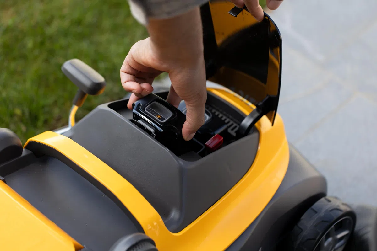 Stiga Akku Rasenmäher SLM 136e Kit, 34cm Schnitt mit 20V (2X 2Ah) Akku und Ladegerät, 35L Korb, Yellow/Grey/Black