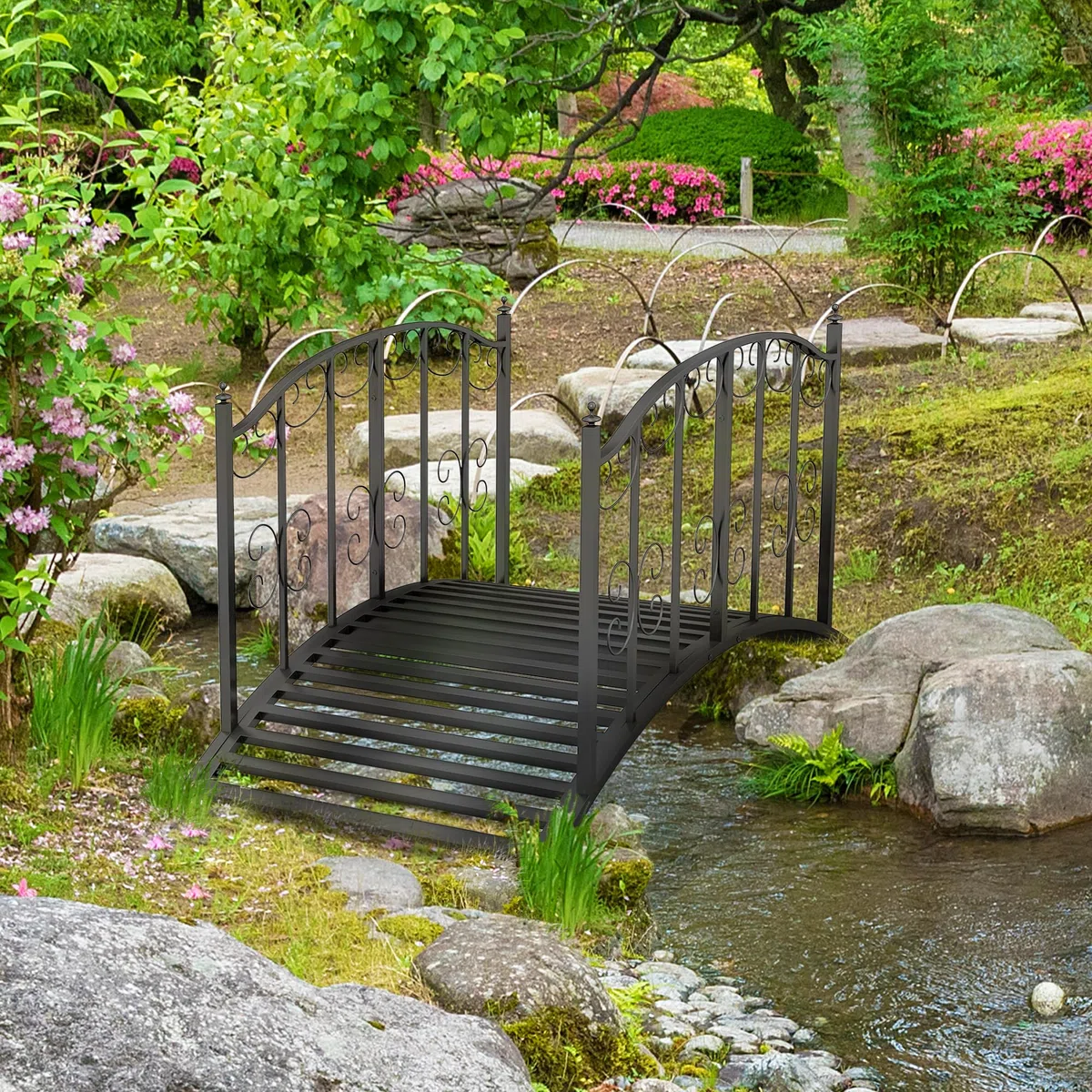 Outsunny Gartenbrücke Stahl 1,19 m Teichbrücke mit Geländer Zierbrücke mit Blumenmuster Dekobrücke bis 120 kg für Balkon, Terrasse, Schwarz