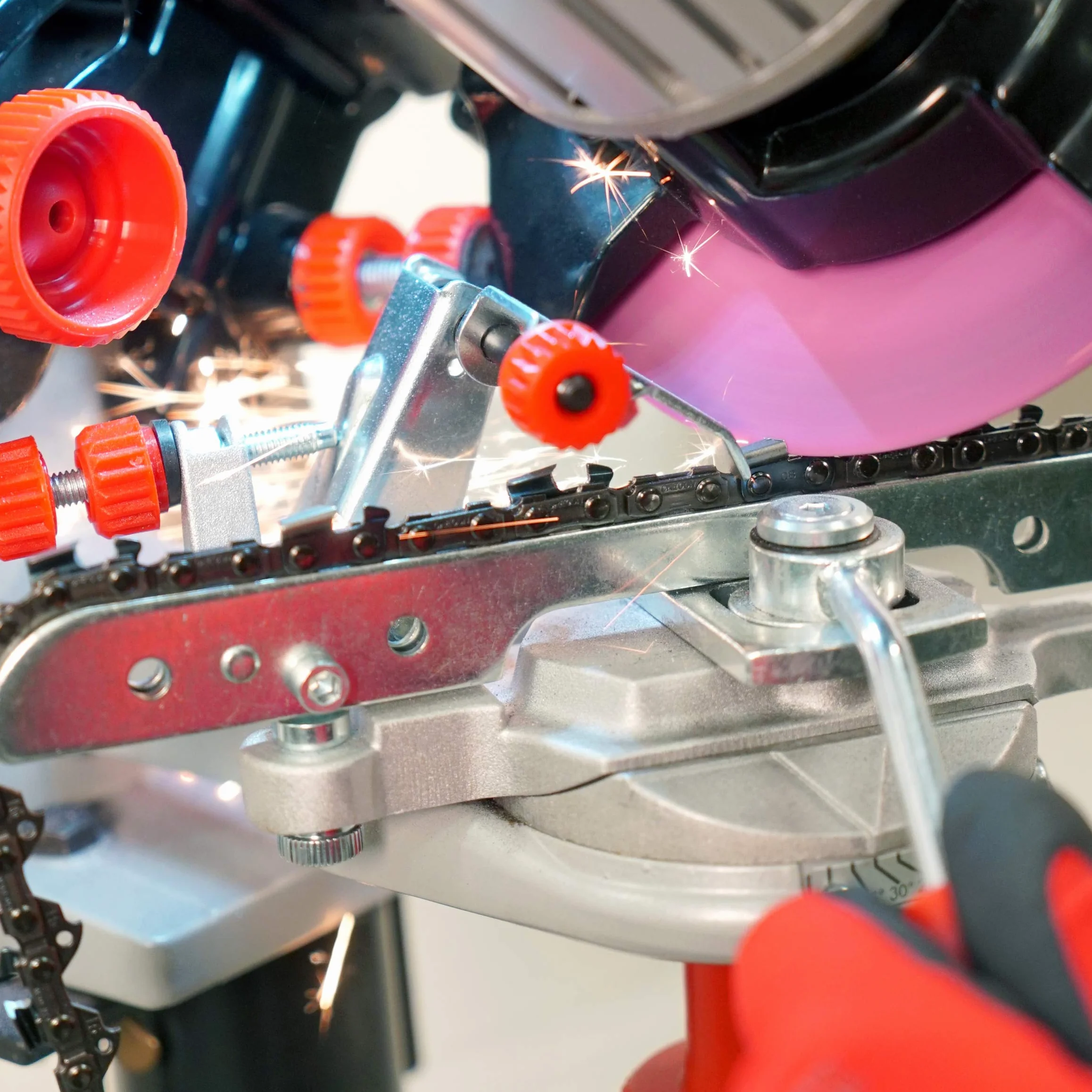 Oregon professionelle 230V Tisch-/Wand Sägeketten Schleifmaschine , für alle Sägeketten von Oregon, Stihl, Husqvarna und mehr, Kettensäge Schärfen - grau/schwarz/rot (410-230)