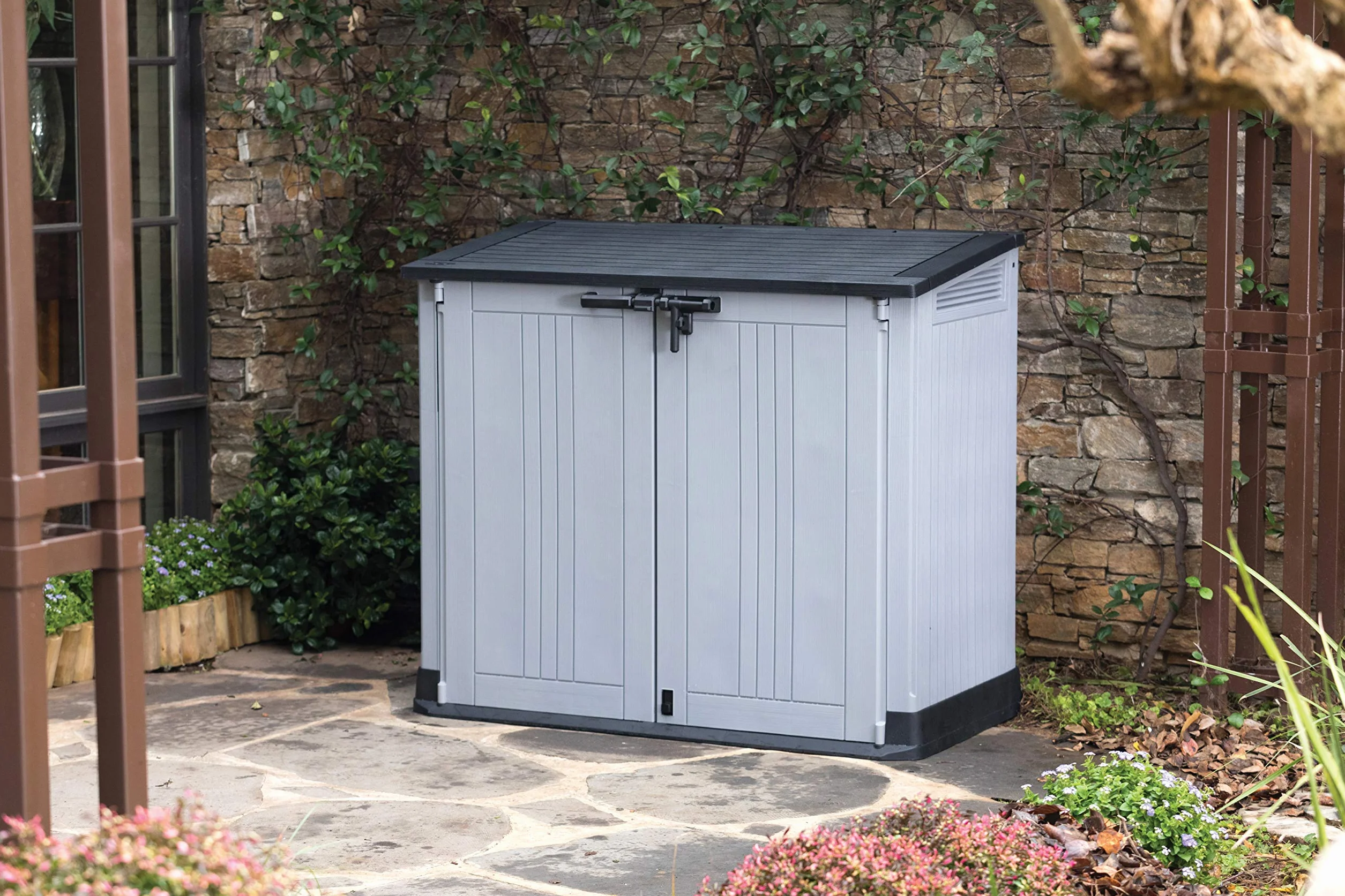 Keter Store it Out Nova Gartenschuppen für den Außenbereich, 132 x 71,5 x 113,5 cm, hellgrau mit dunkelgrauem Deckel
