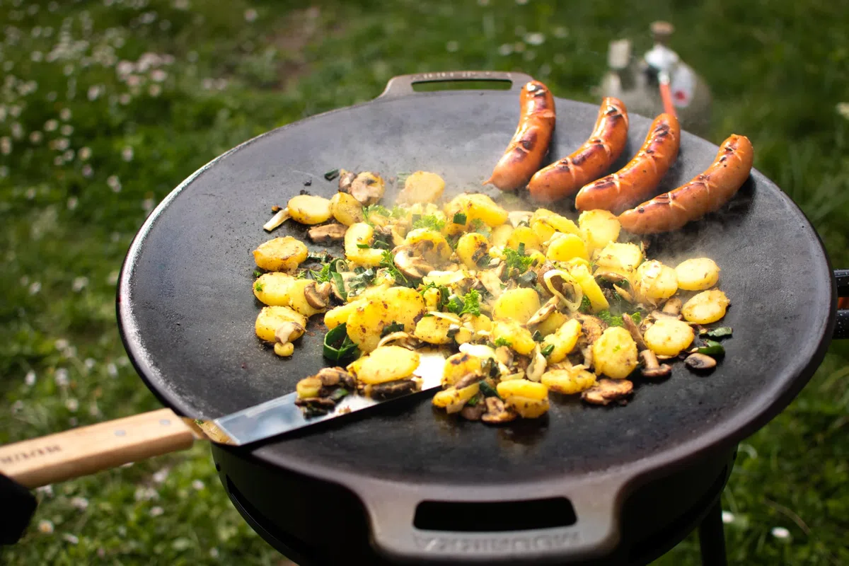 MUURIKKA Outdoor-Kochset, Gasbrenner D-350, 35cm, 2-Brennringe (mit langen Beinen, Windschutz, separat regulierbar, für Wok, Grillplatte & Paella, emailliert) mit Muurikka Grillpfanne 48