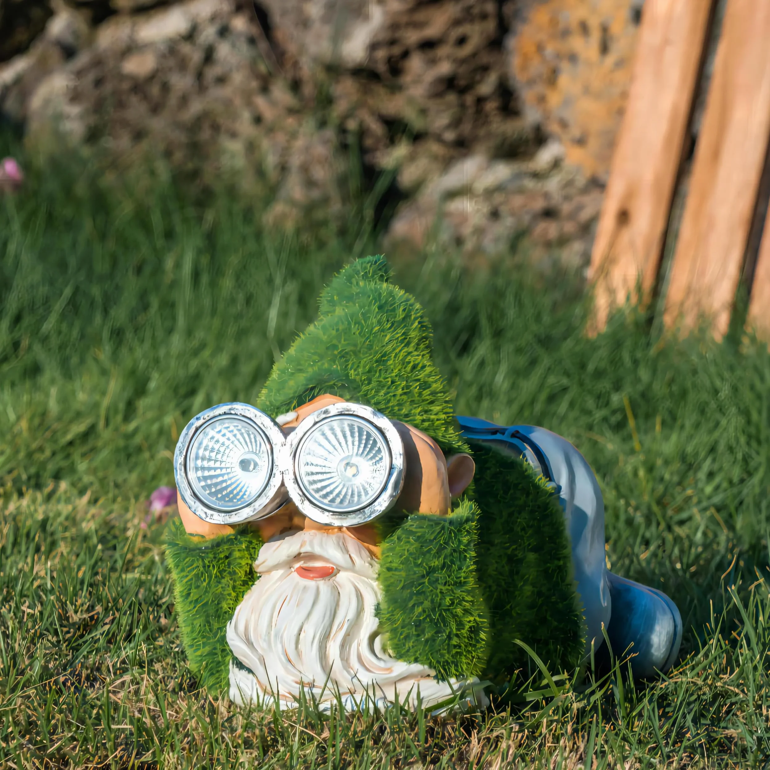 TERESA'S COLLECTIONS Lustig Gartenzwerge Gartendeko für Draußen Zwerge mit Solarleuchte beflockter Gartenfiguren aus Harz Wasserfest, Figur Geschenke für Frauen/Mama Papa,19cm